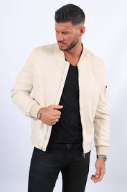 En hiver, il n'ya rien d'autre à faire que de porter des vêtements chauds, ce qui vous évitera de faire très froid. Veste Homme Fashion Veste Pas Cher