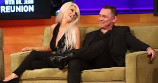 Courtney stodden has been pictured passionately kissing a mystery woman during a day at the beach in california, despite renewing her wedding vows to husband doug hutchison only four. Ozzijvm2zsh 7m