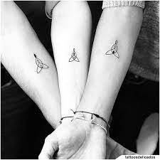 Ci sono vari modi di esprimere l'affetto per i propri cari e il tatuaggio rappresenta un'opzione valida e alla il simbolo dell'infinito. Idee Tattoo Famiglia Oltre 60 Idee Per Il Tuo Prossimo Tatuaggio