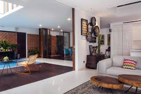 Hiasan dinding di ruang tamu yang satu ini wajib untuk di pajang di dinding rumah anda, baik ruang tamu, kamar tidur maupun ruang keluarga. Ide Desain Dekorasi Dinding Ruang Tamu Sederhana Tapi Keren Arsitag