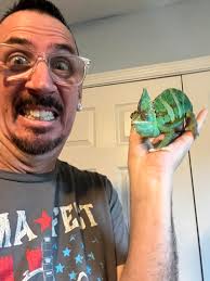 Im looking for a new experienced home for my crested gecko. He (or she) is  still a baby, comes with 45x45x60 exo terra and decor accessories heat lamp  and bulb but not