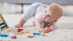 Das baby beginnt nun, bewusst nach dingen zu greifen und kann sie auch kurz mit beiden händen festhalten. Krabbeln Greifen Co Die Motorische Entwicklung Beim Baby