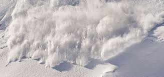 Risken att utlösa en lavin är stor, även om det inte råder högsta lavinvarning. Fakta Om Laviner Fjallsakerhetsradet