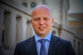 Bredt flertall på stortinget ber regjeringen revidere lov om motorfe. Senterpartiet Vi Bor Se Pa Vaksinesamarbeid Med Israel Miff