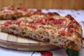 Classica pizza al taglio, alta e morbida, disponibile in taglia per due o quattro persone. Ricetta Pizza In Teglia Fatta In Casa Dissapore