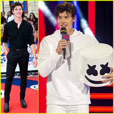 Jimmy fallon,booming entertainment,billie eilish,justin bieber,ariana grande,selena gomez,t. Shawn Mendes Pretends He S Marshmello During The Muchmusic Video Awards Shawn Mendes Just Jared