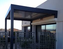 Caractéristiques principales sur cette pergola à structure en aluminium équipée d'une double motorisation télécommandée, la technologie r permet la rétractation transversale des lames de toiture et leur orientation en fonction de l'ensoleillement, en deux paquets distincts de chaque côté du toit, ce qui réduit l'ombre portée. Pergola Bioclimatique Open Sablee Coloris 7016 Finitions Sablees De La Marque Francaise Marquises Sur Marseille Grand Sud Habitat
