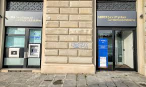 Banca popolare commercio e industria spa. Piazza Beccaria Malviventi Rapinano Banca