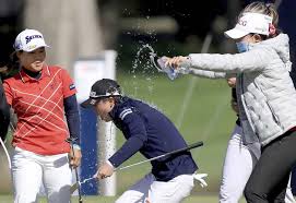 日本女子プロゴルフの人気を支える黄金世代（1998～99年生まれ）の活躍が目覚ましいです。 日本女子プロゴルフ協会の年間表彰 #lpgaアワード で選手たちがドレスアップ。 #渋野日向子 選手は黒のチュールが美しいドレスに、賞金女王の #鈴木愛 選手は華やかな着物姿で登場しました. Vnhz4oudbiadom