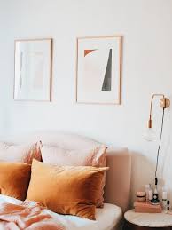 Du Linge De Lit Couleur Peche Redonne De L Eclat Et Du Pep A Cette Chambre Blanche Pink Bedroom Design Bedroom Interior Home Decor Bedroom