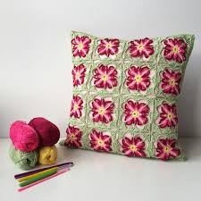 Anlatimli Cicekli Orgu Modeli Kirlent Mimuu Com Almofadas Almofadas De Croche Almofadas De Tecido