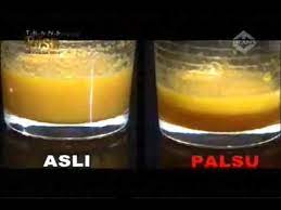 Madu tiruan juga warnanya lebih lut sinar dan jelas tidak seperti madu asli yang lebih keruh kerana mengandungi bahan aktif, katanya. Madu Asli Dan Tiruan Youtube