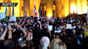 V Tbilisi Lyudi Vyshli Na Miting S Trebovaniem Otstavki Pravitelstva Video Youtube