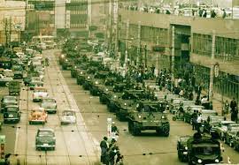 洪水の中を重量部隊進む 自衛隊発足１０周年記念日 東京 銀座を進む陸上自衛隊の特車 戦車 部隊 戦車 陸上自衛隊 東京 銀座