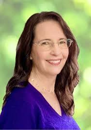 Lorraine Bragg's Instagram, Twitter & Facebook