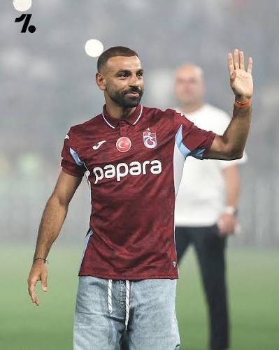 استقبال أسطوري! 🤩 محمد صلاح يُحيي جماهير طرابزون سبور في حفل تقديمه بملعب  