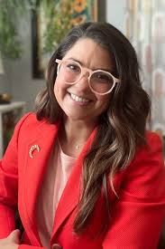 Laura Callan's Instagram, Twitter & Facebook