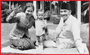 Soekarno bersama fatmawati dan gunturpada awal kita sebagai generasi muda bangsa indonesia hendaknya mencontoh beliau, dan berusaha yang terbaik. Biografi Singkat Soekarno Kisah Lengkap Perjalanan Proklamator Indonesia