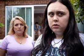 De retour sur france 4 depuis le 14 août, la série journal d'une ado hors norme , portée par sharon rooney alias rae earl, sera de nouveau à l'antenne ce dimanche 21 août avec sa saison 2. My Mad Fat Diary Un Grain De Folie Pour Une Ado Hors Norme Critictoo Series Tv