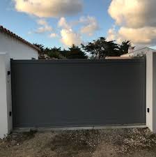 Portail Aluminium Coulissant Motorise A Lames Extra Larges Homa Gris Galet Ral 7045 Art Portail Portail Coulissant Portail