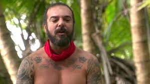 Ο σύζυγος της πέγκυς ζήνα φαίνεται πως παρακολουθεί φανατικά το survivor και επειδή βλέπει την επίθεση που γίνεται τις τελευταίες μέρες προς τον τραγουδιστή από τους συμπαίκτες του. Survivor Sygkinhse O Triantafyllos Me To Tryfero Mhnyma Sthn Oikogeneia Toy Zappit