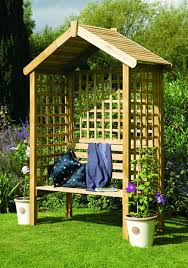 Gartenbank Mit Gittern Umgeben Von Blumen Gartenmobel Holz Gartensitzplatz Gartenstruktur
