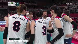 1990년대부터 브라질 여자 배구 대표팀을 이끌었던 베르나르지뉴는 우승할 수 있는 모든 것을 다 휩쓸고 2001년에는 남자 배구 대표팀을 맡게 됩니다. Qrm6dakspr3dkm