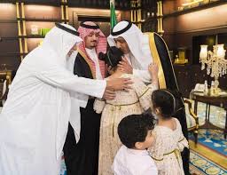 بالصور الأمير حسام بن سعود يستقبل ذوي الشهيد محمد الزهراني