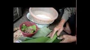 Ambil helai daun pisang, kemudian taruh beras yang. Lontong Daun Pisang Youtube