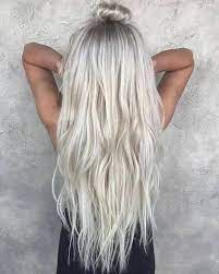 25 Romantische Eisblonde Haarfarben Fur Real Life Elsas Die Frisur Ice Blonde Hair Icy Blonde Hair Long Hair Styles