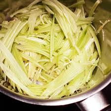 Rindfleisch mit küchenpapier trocken tupfen, mit salz, lorbeerblatt und pfefferkörnern in das kochende wasser geben, zum kochen bringen und etwa 2 std. Meerrettich Lamiacucina