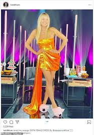 Wie der sender prosieben bekannt gab, wird das diesjährige finale ohne publikum aus einem fernsehstudio gesendet werden. Heidi Klum Shows Off Her Long Legs In An Orange Mini Dress From Gntm Finale Daily Mail Online