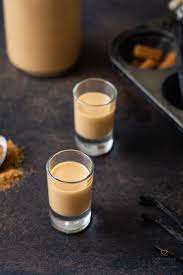 Die flasche sollte beim likör selber machen vorher gründlich gereinigt werden, dann hält der so kannst du ganz schnell deinen weihnachtslikör selber machen, ihn in weihnachtlich verzierten flaschen. Karamell Sahne Likor Schnell Einfach Cookie Und Co