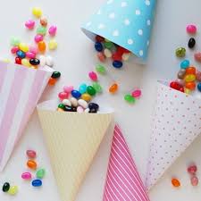 Encuentra bolsas chuches originales para cumpleaños en tu tienda de chuches y haz que los más peques disfruten con las mejores chuches para comprar chuches para cumpleaños online te abre un abanico de formatos y variedades tan amplio como el que te hemos contado anteriormente. Bolsas Y Cajitas De Chuches Fiestas Y Cumples