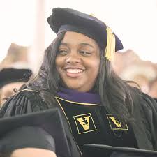 23 graduates honored with academic and citizenship awards at Commencement