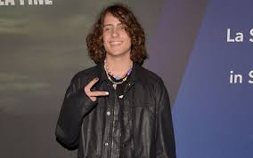 Erstelle dein kostenloses deezer konto und höre sangiovanni: I Cantanti Di Sanremo 2022 Sangiovanni Sul Palco Dell Ariston Con La Canzone Farfalle Foto Sky Tg24