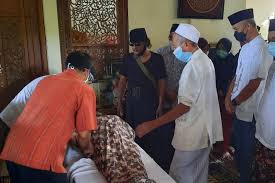 Karena sudah terlalu banyak tenaga kesehatan yang meninggal, sudah terlalu banyak kiai, orang tua, guru, teman, tetangga dan saudara kita yang tiada. Ganjar Pranowo Saya Lari Dari Panggung Ketemu Istri Anak Saya Cium Jpnn Com