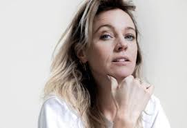 Presentatrice inhuren zakelijk event? Boek gemakkelijk online