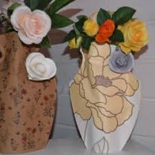 Si vous ne souhaitez pas que les bords des fleurs en tissu simple s'effilochent, vous pouvez appliquer du gel sur les bords de chaque pétale. Fleurs Pop Couture