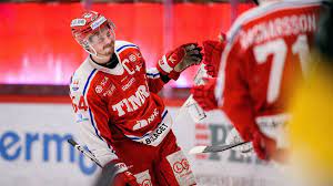 Efter två stora coronautbrott och ett tre veckor långt uppehåll ska den hockeyallsvenska finalserien mellan björklöven och timrå dra i gång. Timra Slog Tillbaka Krossade Bjorkloven Radiosporten Sveriges Radio