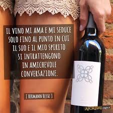 Il Vino Mi Ama E Mi Seduce In Amichevole Conversazione Jpg 720 720 Citazioni Sul Vino Bottiglie Di Vino Vine Divertenti
