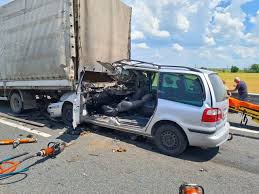 Potrivit primelor informații, în mașini se aflau cel puțin 10 persoane, iar două sunt rănite. Accident Grav Pe Autostrada Vestului Un BÄƒrbat A RÄƒmas Incarcerat DupÄƒ Impactul Cu Un Camion Foto
