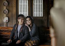 Di jalan merdeka terdapat studio foto seruni. 15 Foto Prewedding Indoor Romantis Portalkuningan Com