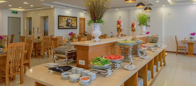 Nhà hàng tại Merry Land Hotel Da Nang phục vụ bữa sáng và các lựa chọn ẩm thực thuận tiện cho khách lưu trú.