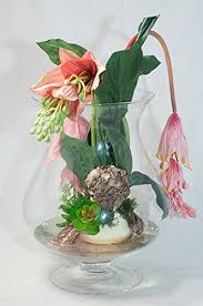 Durch dekorationsartikel werten sie gestecke pfiffig auf. Tischgesteck Mit Rosa Medinilla Im Grossen Glas Gesteck Mit Kunstlichen Blumen Amazon De Handmade