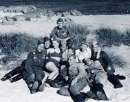 Żołnierze pozują z duńskimi dziewczętami na wyspie Bornholm ...