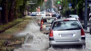 Forte maltempo fino a lunedì, temporali martedì. Maltempo L Acqua Del Lago Di Como Arriva Sulla Strada Chiusa Una Corsia Nel Bresciano Diciassette Persone Isolate Per Una Frana La Repubblica