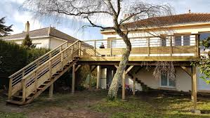L'extension est par le fait perchée sur ses poteaux. Terrasse Sur Pilotis Bien Plus Qu Une Terrasse Tendance Bardage Terrasse