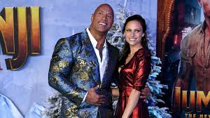 Dpa ein «feiertagsuniversum für familien in aller welt» will dwayne johnson mit dem filmprojekt schaffen, das für weihnachten 2023 geplant ist. The Rock Und Frau Lauren Ziemlich Weihnachtlich Auf Premiere Promiflash De