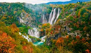 Plitvice zahvaljuju svoju ljepotu i nenadmašnu atraktivnost sedri i sedrotvornom bilju. Nacionalni Park Plitvicka Jezera Apartmani Nives Nin